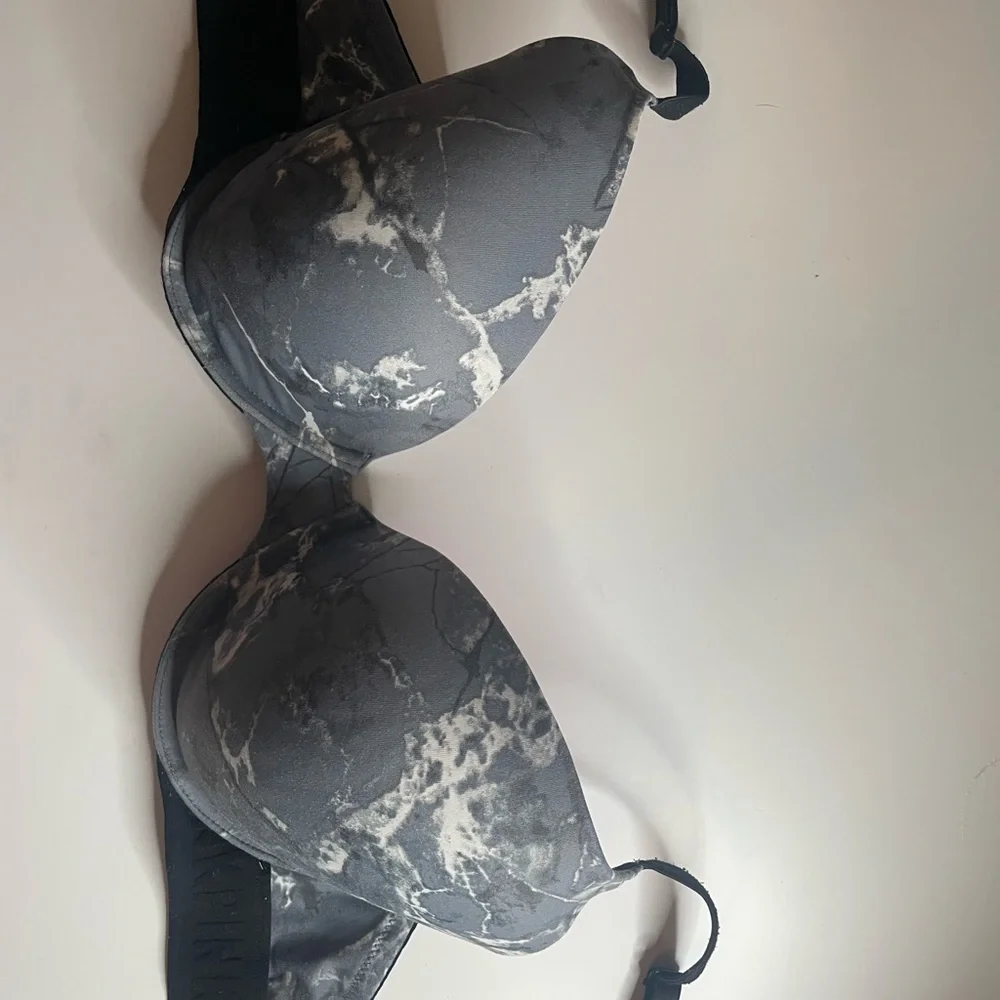 Pink Victoria’s Secret - Picture 3 of 3